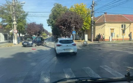 Impact violent între mai multe autoturisme